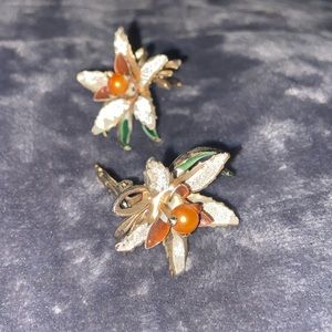 Vintage flower 🌸 clip on earrings gold tone